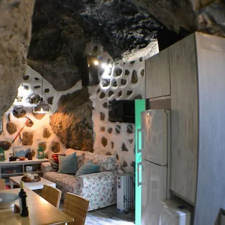 Casa Cueva El Pedregal بيت للعطل *