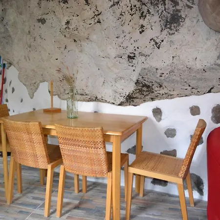 Casa Cueva El Pedregal بيت للعطل *